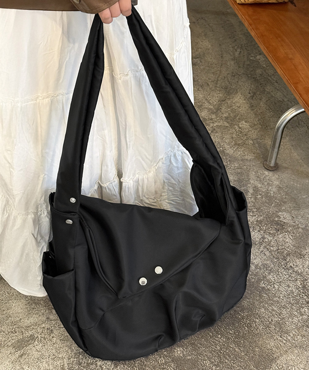 黒 バッグ 大容量ナイロンショルダーバッグ黒カジュアル斜め掛け