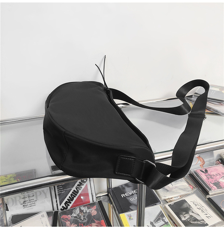 黒 バッグ 黒ショルダーバッグ 男女兼用 斜め掛け 防水 軽量