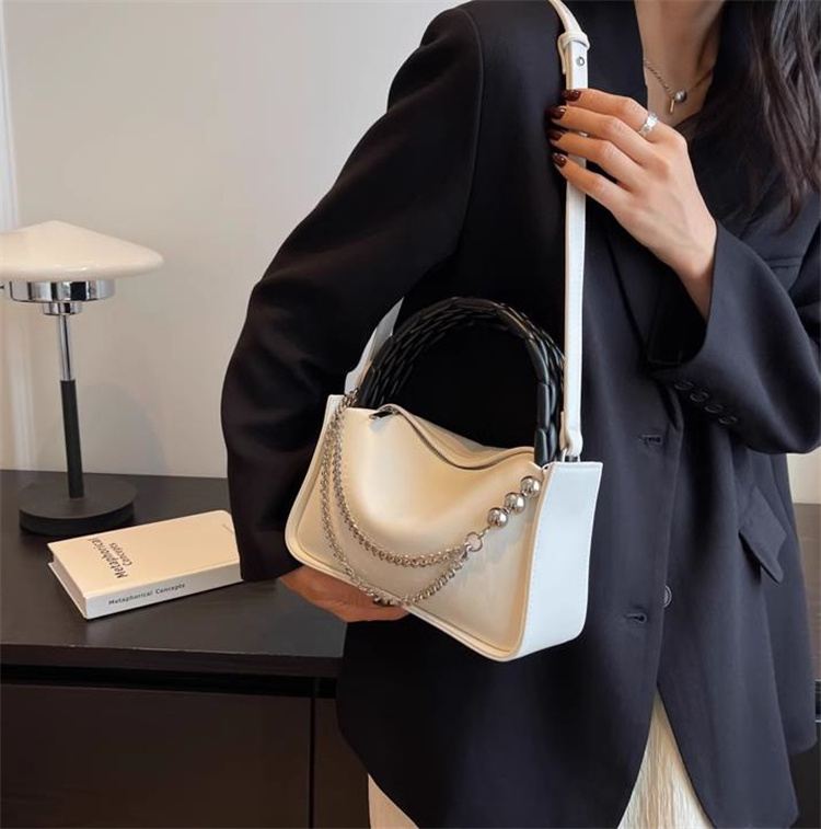 黒 バッグ 小さめスクエア型 チェーン付きレディース