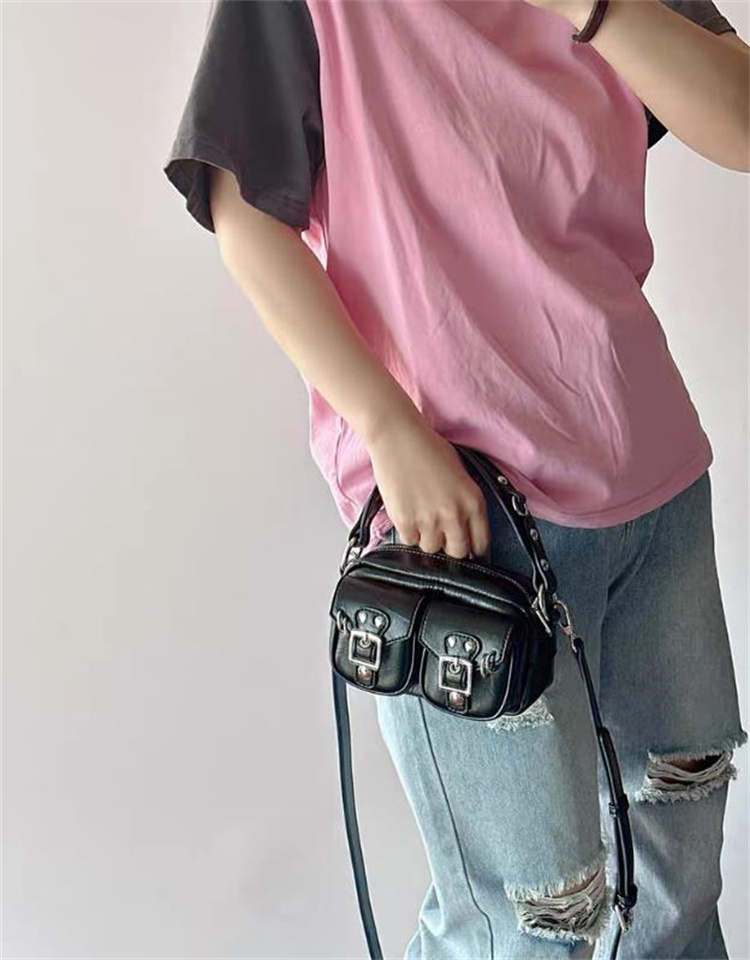 黒 バッグ レザー小型ショルダーバッグ ポケット付き