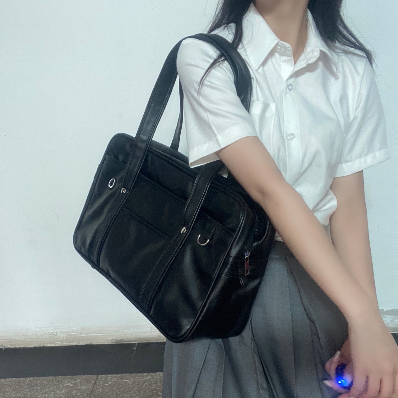 黒 バッグ 通学用黒バッグ イヤホン穴付き スクールバッグ 中高生向け