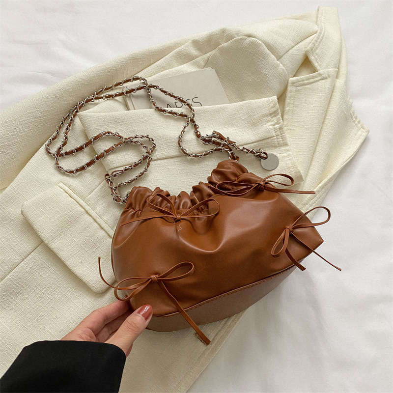 黒 バッグ 黒巾着型バケツバッグ女性用チェーンショルダー