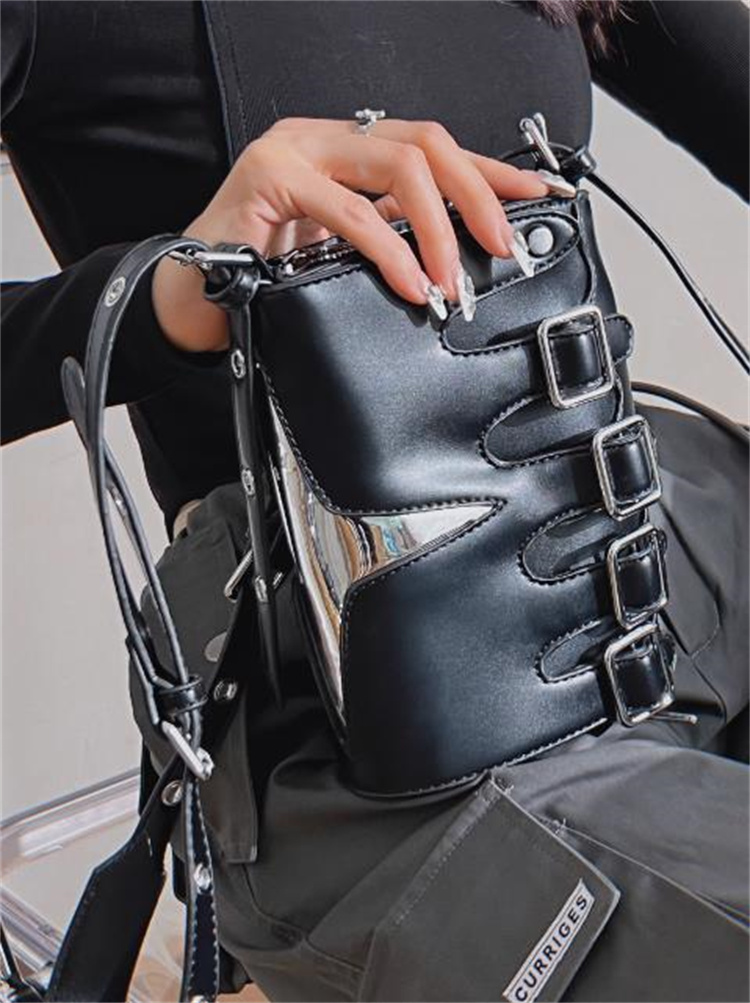 黒 バッグ 個性的なバックルデザイン黒レザーショルダーバッグ