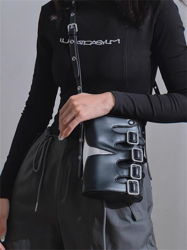 黒 バッグ 個性的なバックルデザイン黒レザーショルダーバッグ