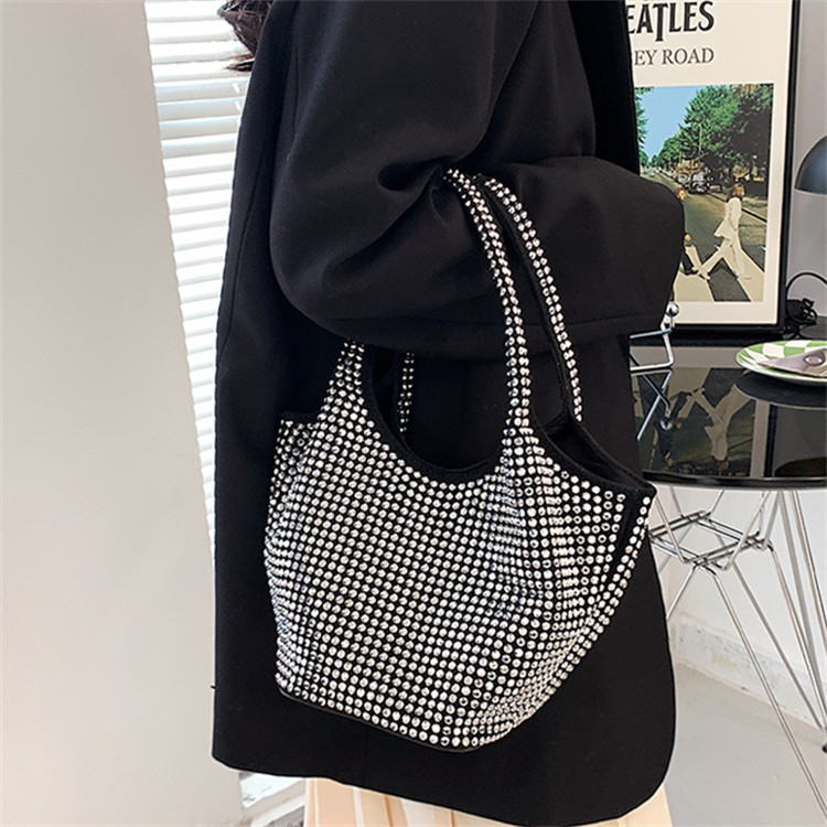 https://fulmo-img-server.com/kurobag/6e6a242f-f695-4f19-845c-3cbf8619f641.jpg