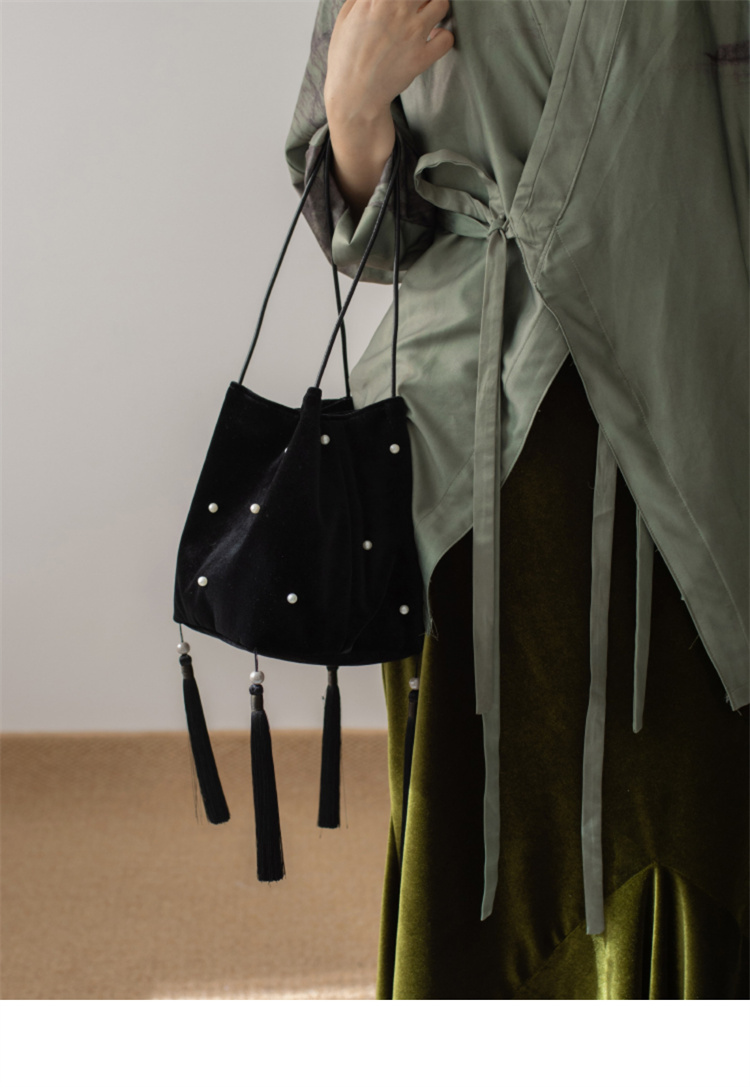 黒 バッグ ベルベット巾着バッグ タッセル付き上品ショルダー