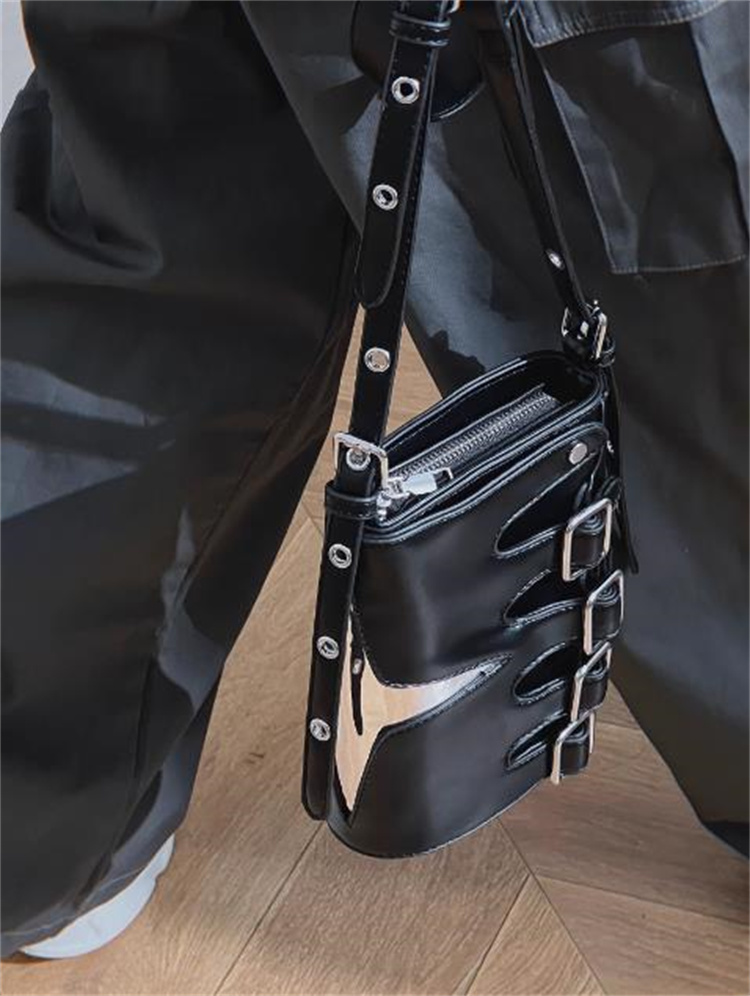 黒 バッグ 個性的なバックルデザイン黒レザーショルダーバッグ