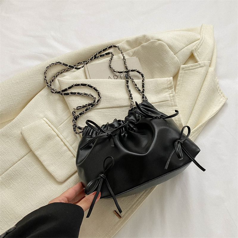 黒 バッグ 黒巾着型女性用チェーンショルダー