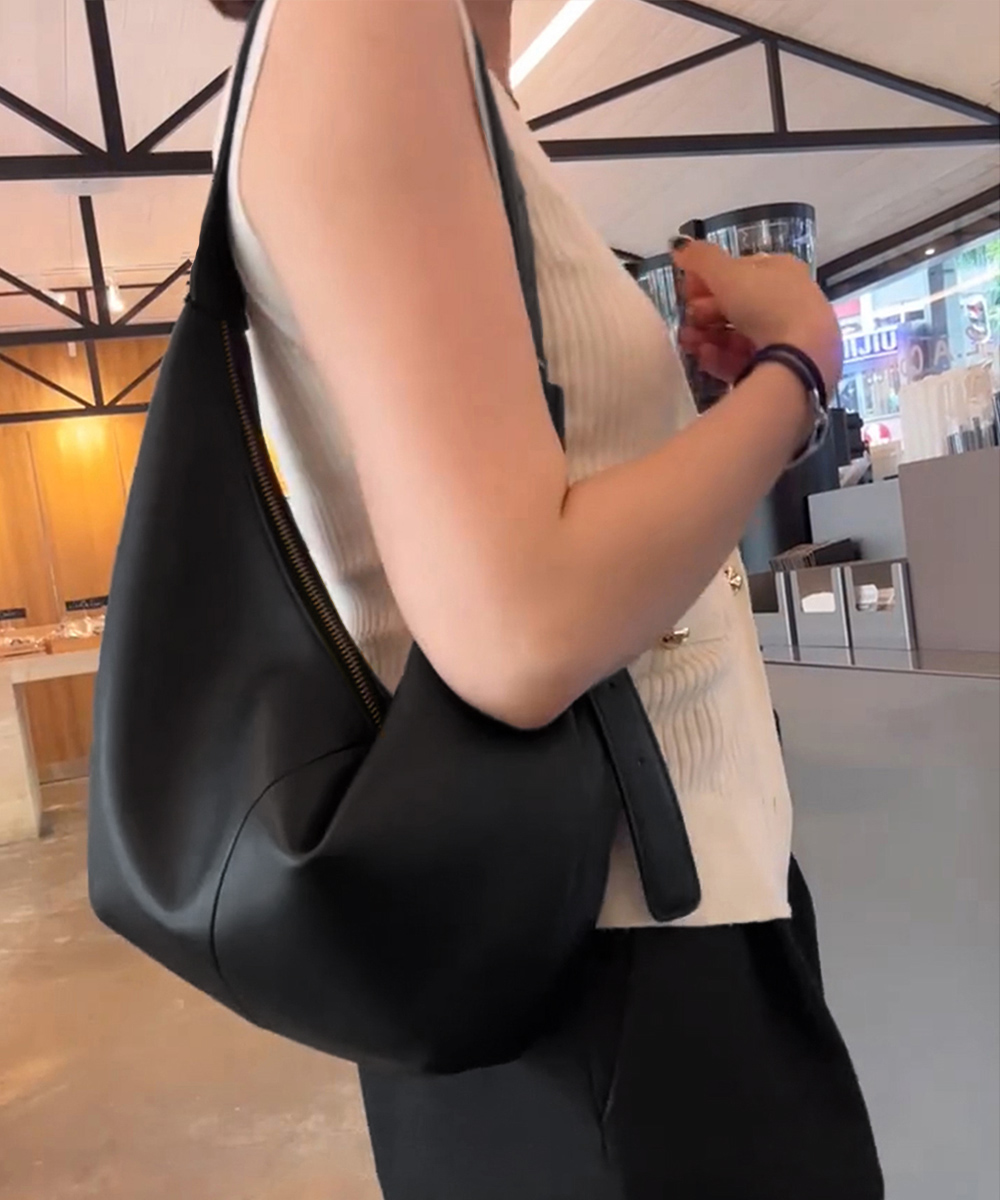 黒 バッグ 黒ショルダーバッグ 合成皮革 軽量 男女兼用