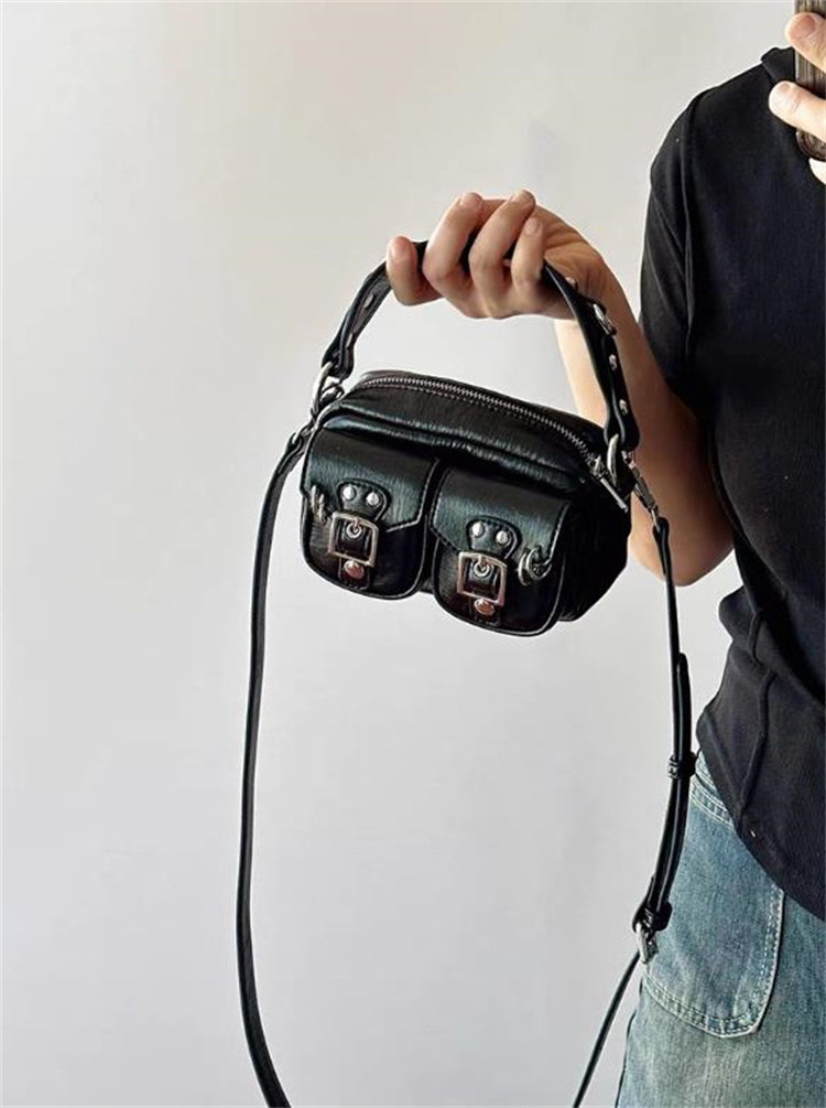 黒 バッグ レザー小型ショルダーバッグ ポケット付き