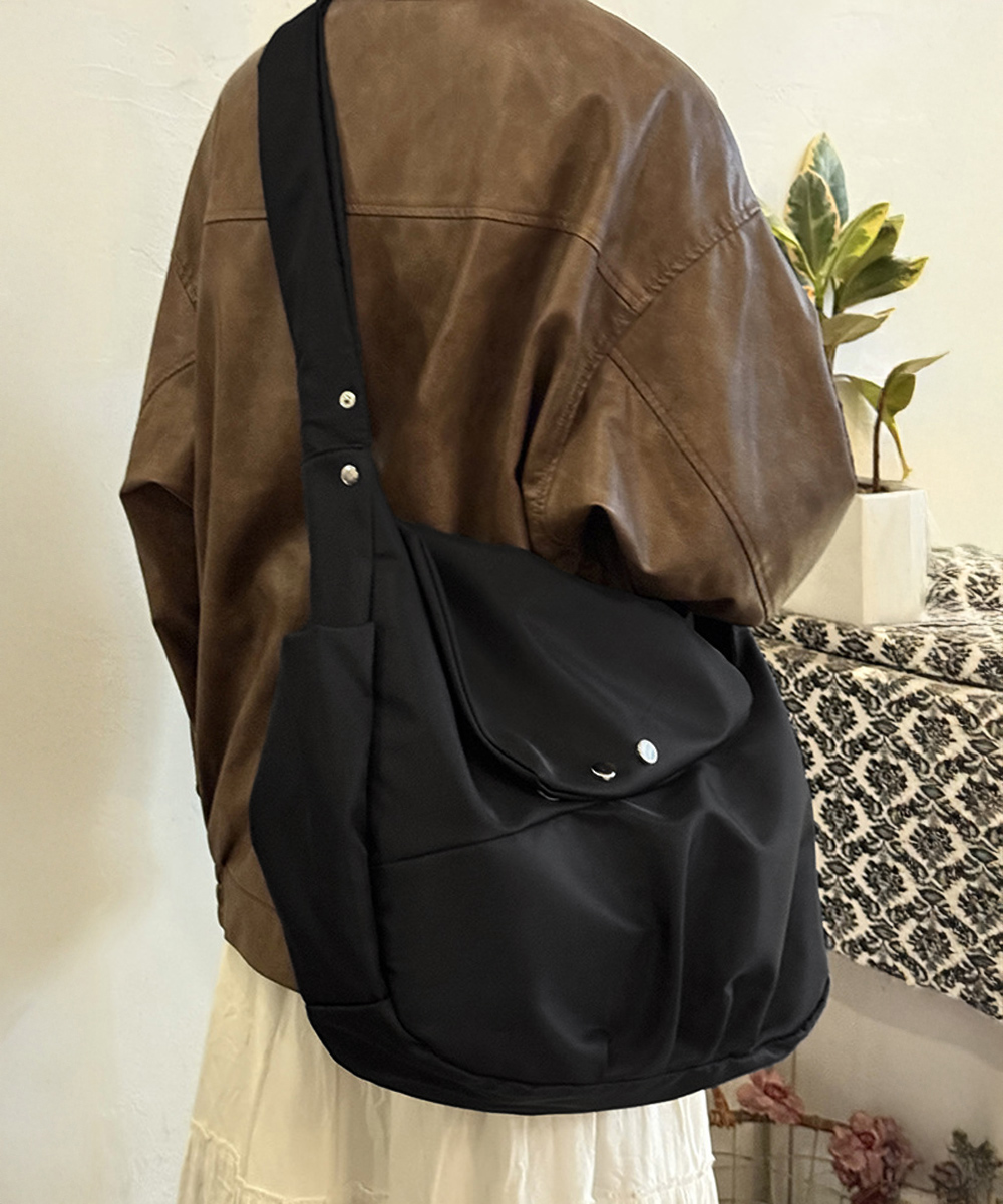 黒 バッグ 大容量ナイロンショルダーバッグ黒カジュアル斜め掛け