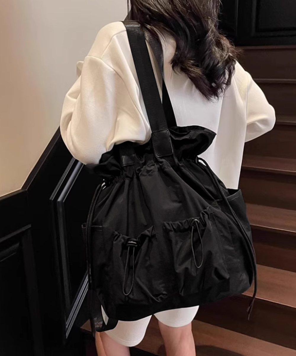 黒 バッグ 黒色二通り使い巾着型鞄 軽量大容量