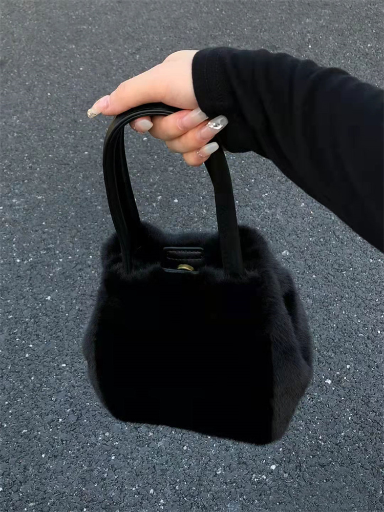 https://fulmo-img-server.com/kurobag/a742f37f-51dd-4e31-8b49-c319a974b1ee.jpg