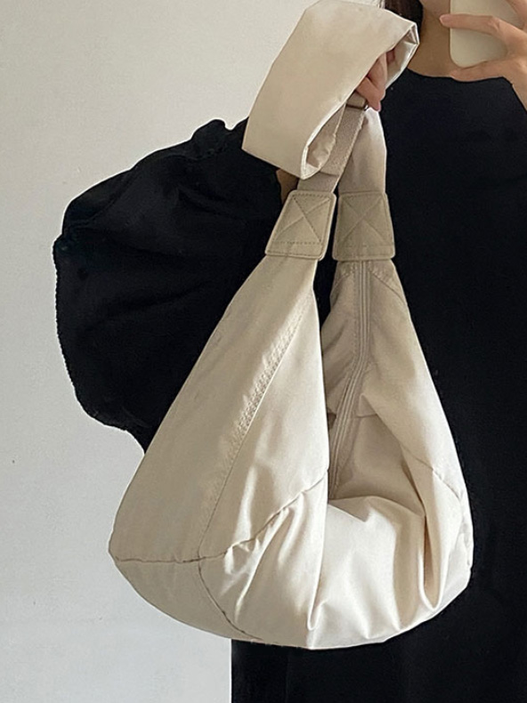 https://fulmo-img-server.com/kurobag/b6242258-91fd-46d4-adb7-fb2e686e1a9f.jpg