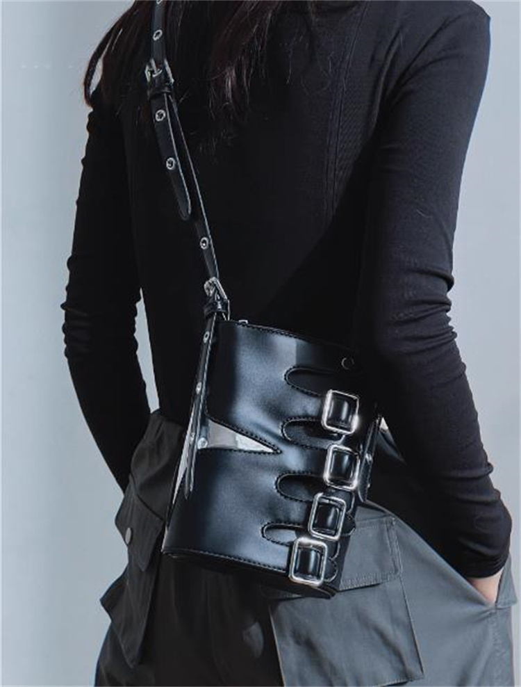 黒 バッグ 個性的なバックルデザイン黒レザーショルダーバッグ