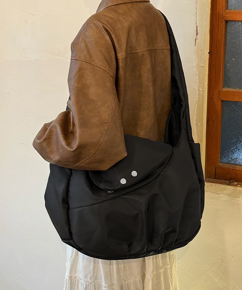 黒 バッグ 大容量ナイロンショルダーバッグ黒カジュアル斜め掛け