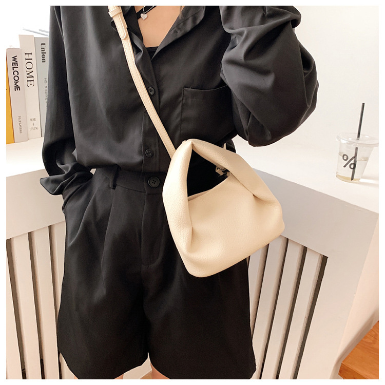 https://fulmo-img-server.com/kurobag/c287c506-ef46-47ad-a2e7-2f9c6435fb0a.jpg
