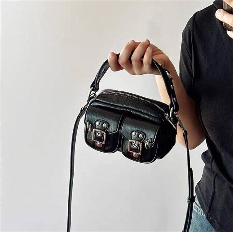 黒 バッグ レザー小型ショルダーバッグ ポケット付き