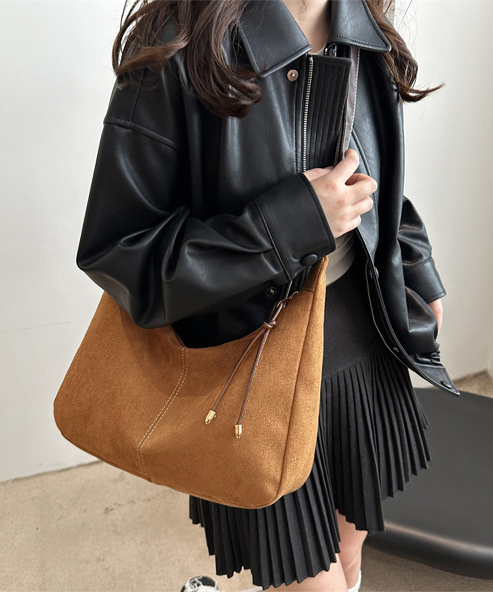 黒 バッグ 女性用斜めがけショルダーバッグ上品軽量