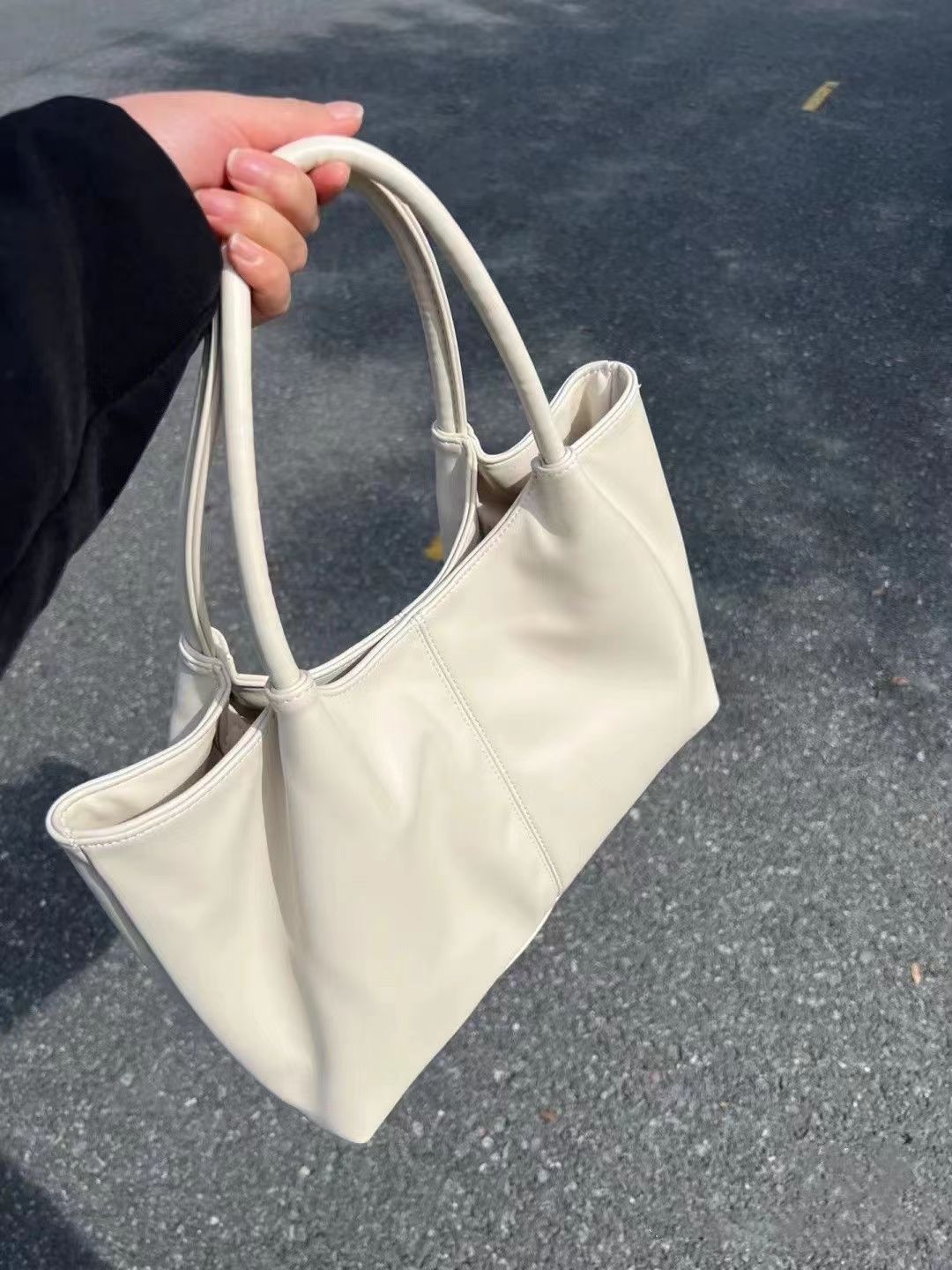 黒 バッグ 大容量黒革調トートバッグ女性用肩掛け無地