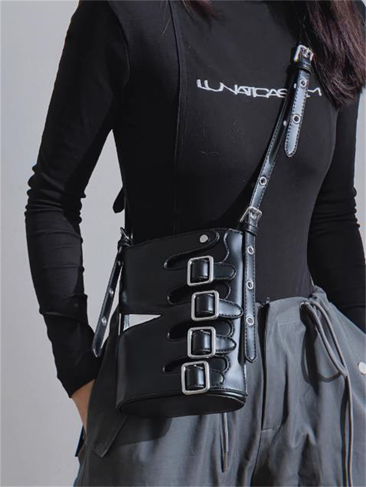 黒 バッグ 個性的なバックルデザイン黒レザーショルダーバッグ