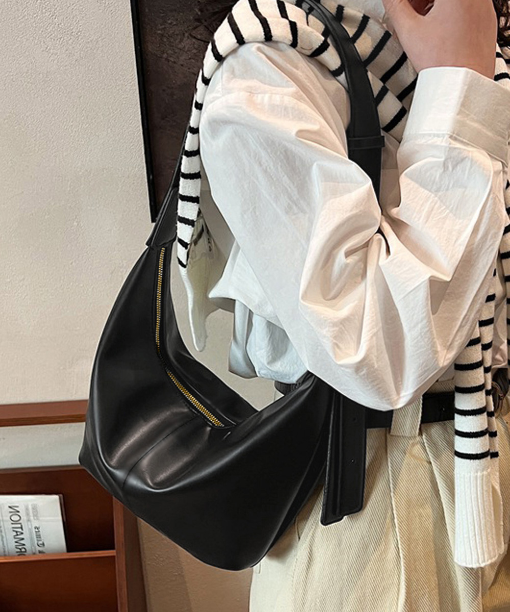 黒 バッグ 黒ショルダーバッグ 合成皮革 軽量 男女兼用