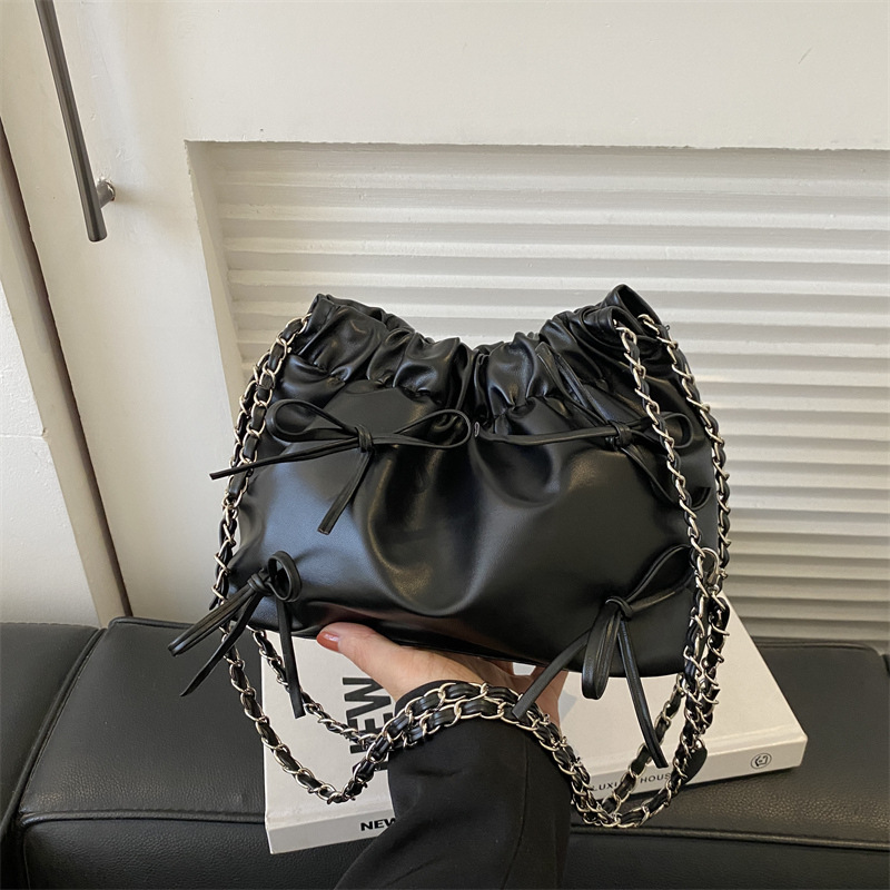 黒 バッグ 黒巾着型女性用チェーンショルダー