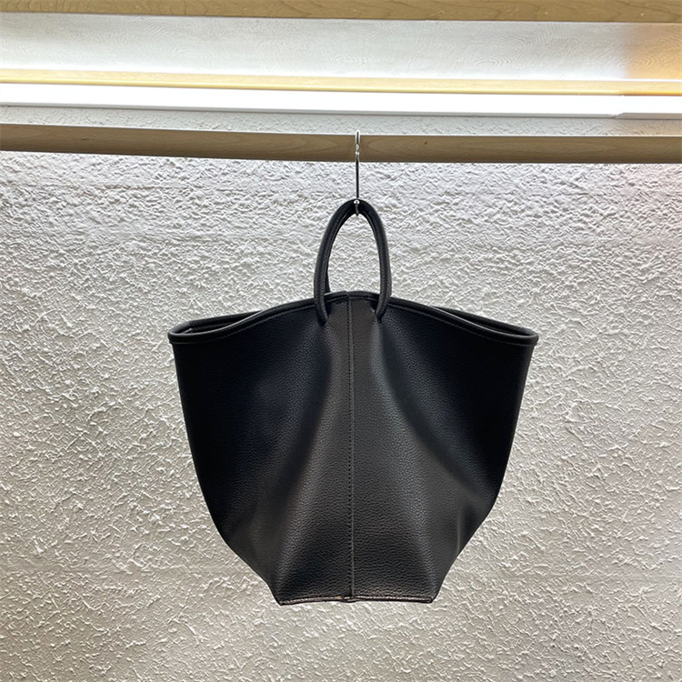 https://fulmo-img-server.com/kurobag/e655ec30-29af-4e30-88fd-de30d1ab0480.jpg