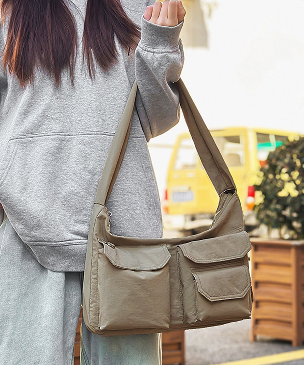 黒 バッグ 多機能ポケット付き黒ナイロンショルダーバッグ軽量