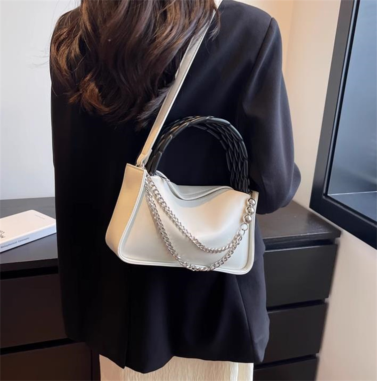 黒 バッグ 小さめスクエア型 チェーン付きレディース