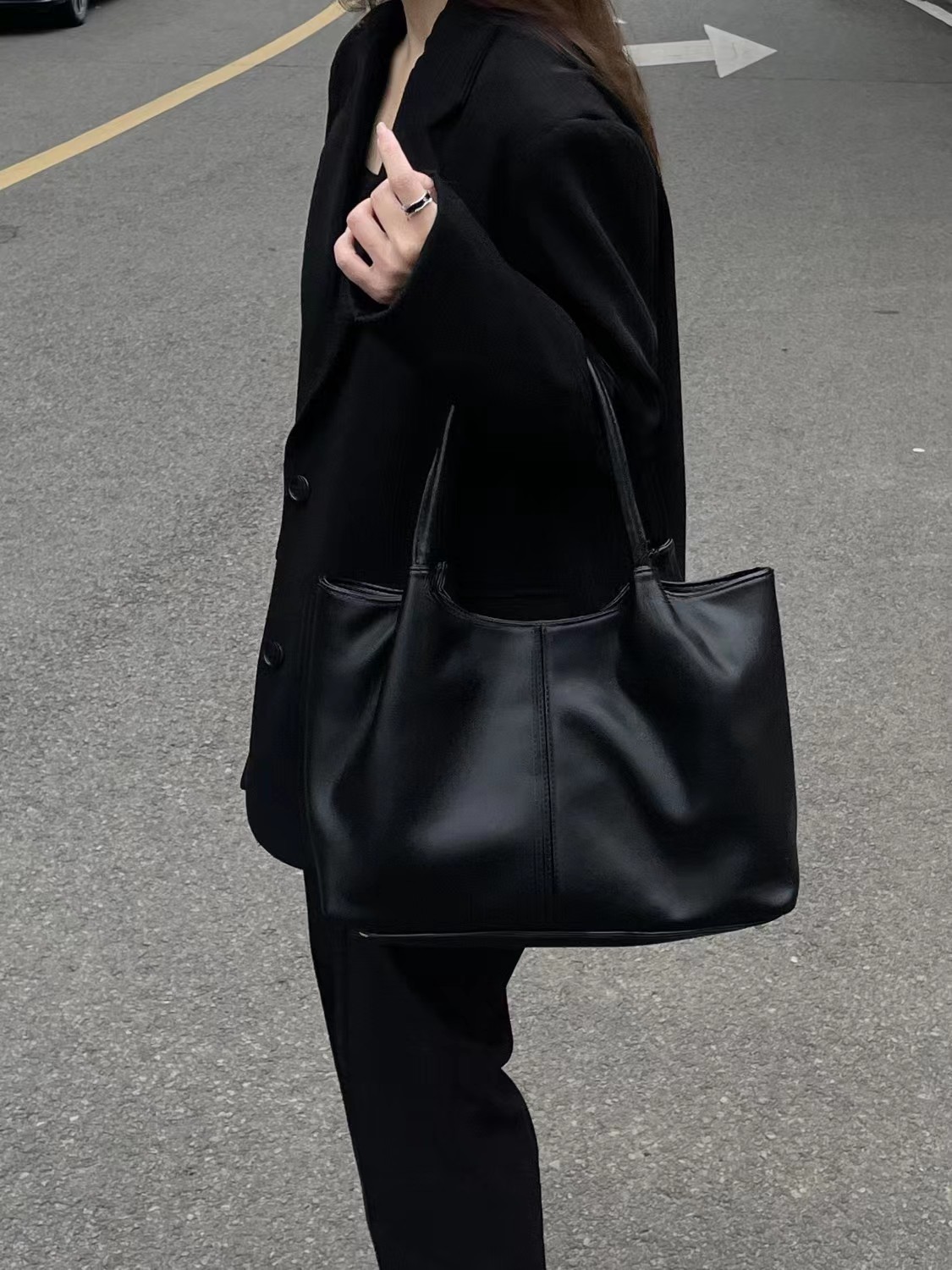黒 バッグ 大容量黒革調トートバッグ女性用肩掛け無地