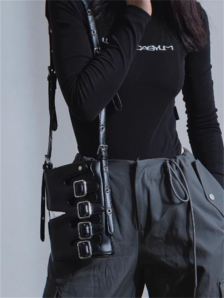 黒 バッグ 個性的なバックルデザイン黒レザーショルダーバッグ