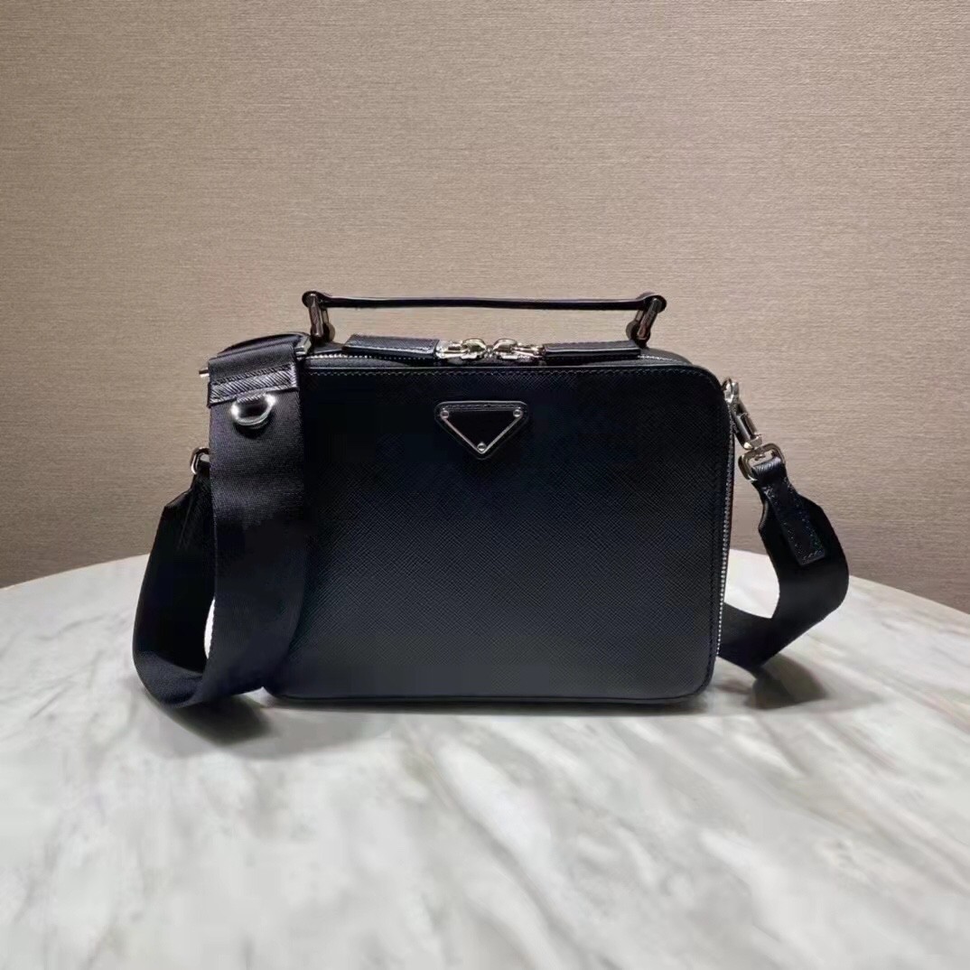 黒バッグ レザー調ボックス型ショルダーで三角金具付き