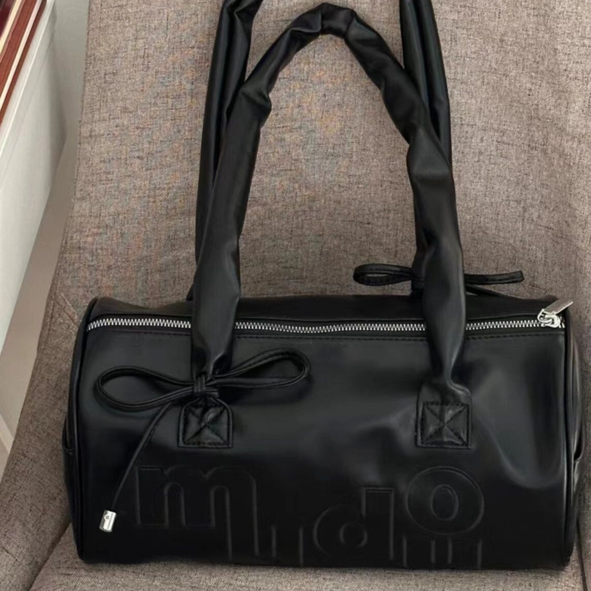 黒ハンドバッグ リボン飾り筒型レザー