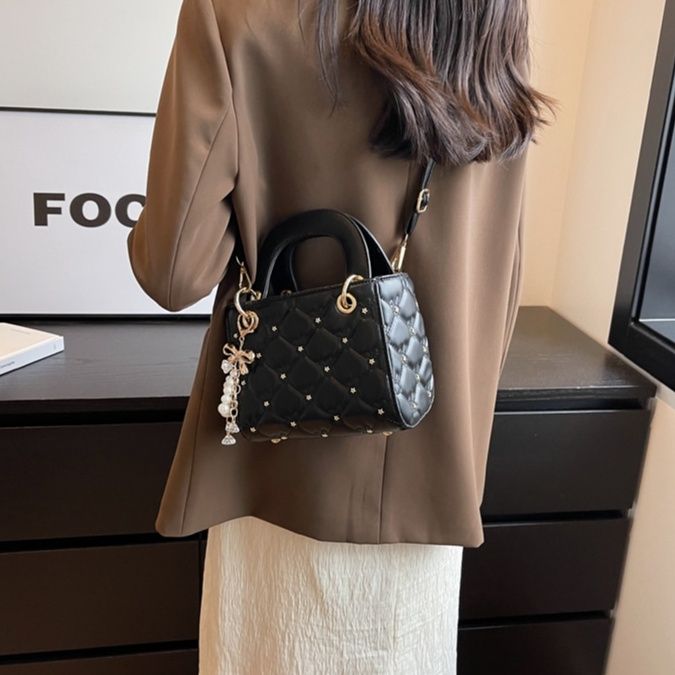 黒バッグ キルティング刺繍パール飾り付きショルダーバッグ