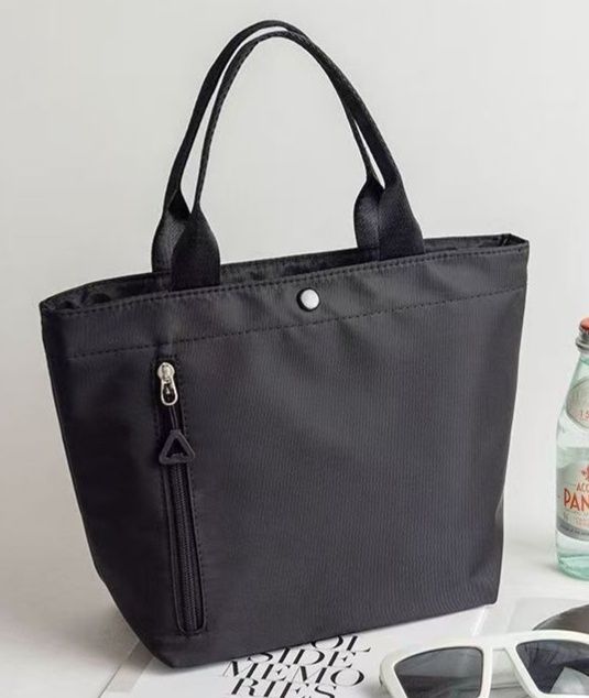 軽量ナイロン素材 ジッパーポケット付き 黒トートバッグ