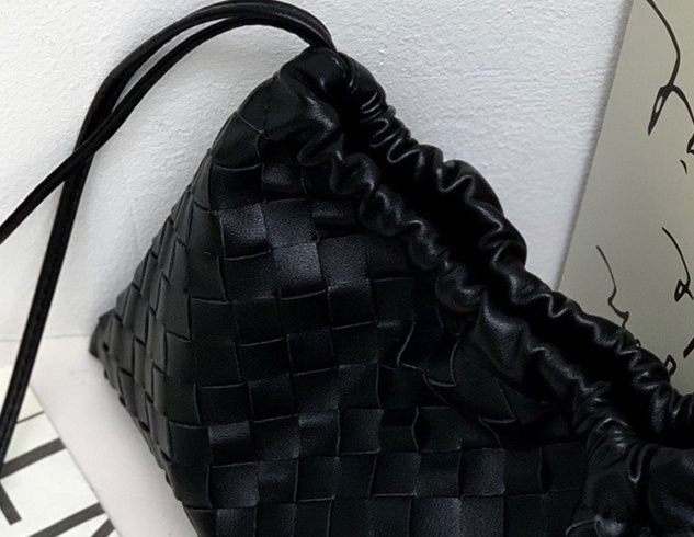 黒の編み込みデザイン 巾着ショルダーバッグ