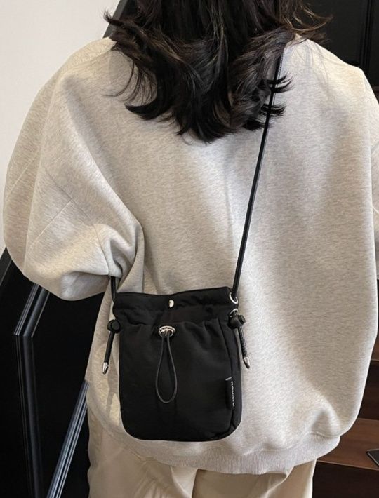 巾着型 ミニショルダー黒バッグ  サコッシュ