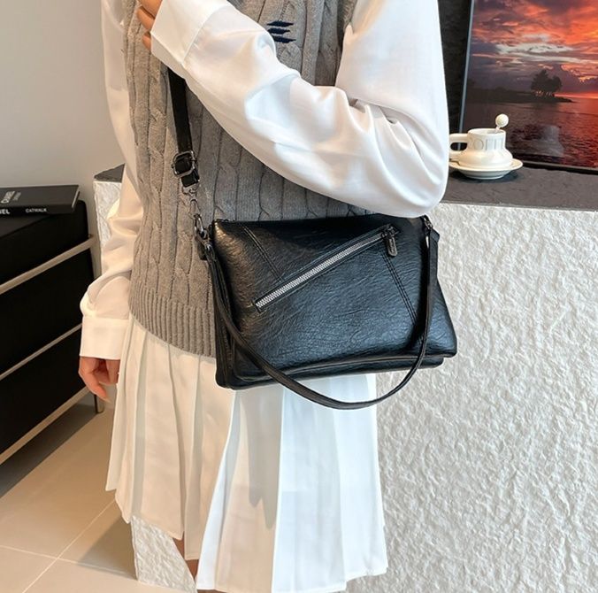 黒バッグ 斜めジップデザインのレザー調ショルダー