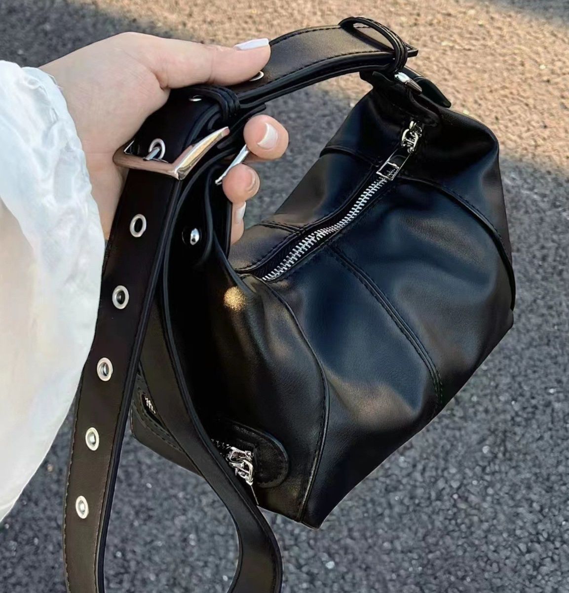 合皮素材 星型チャーム ジッパーポケット付き ミニ黒ショルダーバッグ