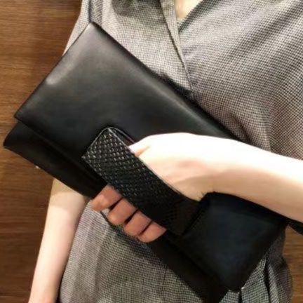 編み込みハンドル スリムクラッチ 黒ハンドバッグ