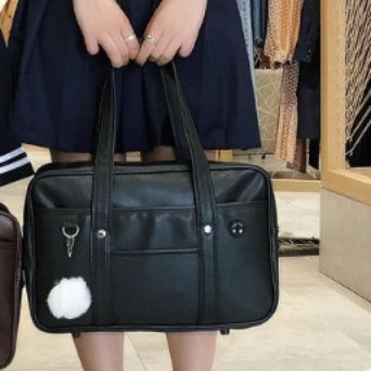 黒バッグ レザー製ふわふわポンポン付きスクールトートバッグ
