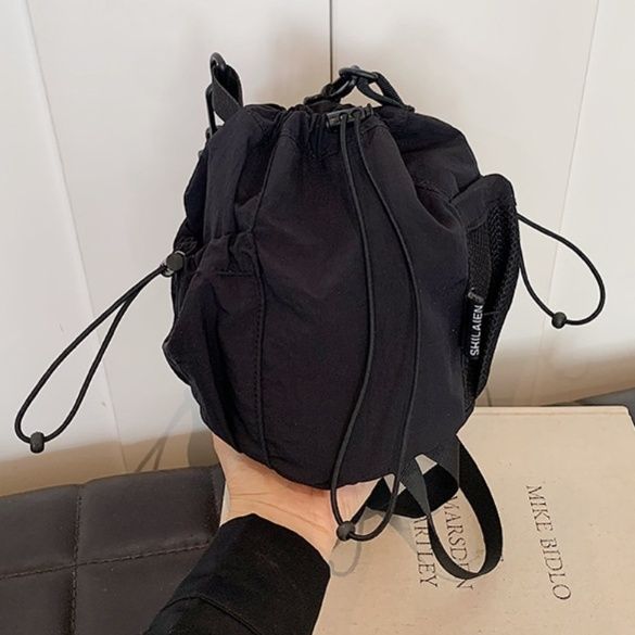 巾着型 ナイロン　黒ショルダーバッグ