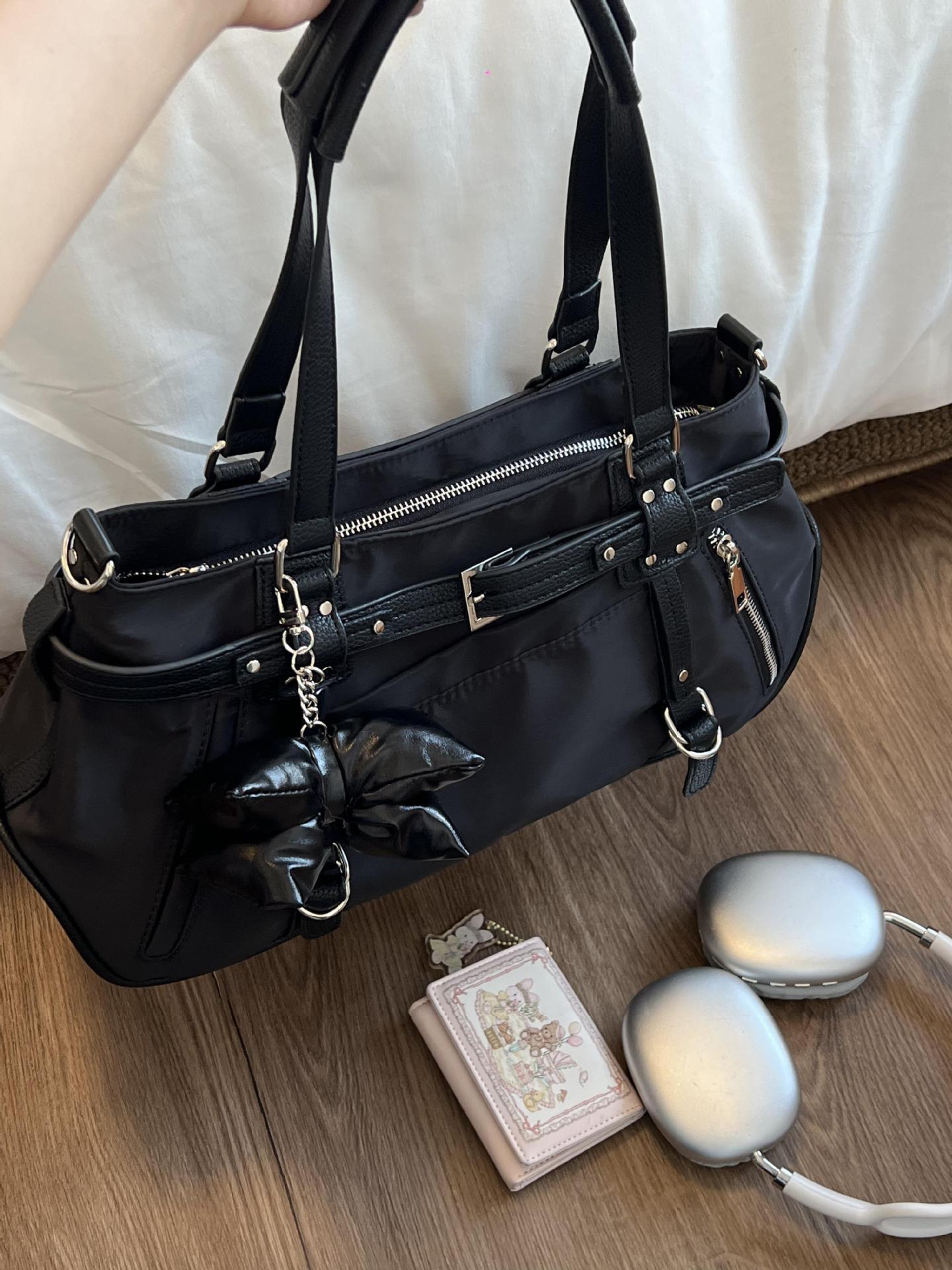 黒バッグ リボンチャーム付き多ポケットナイロンハンドバッグ