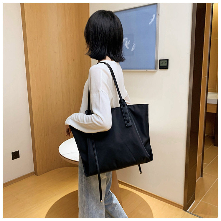 大容量シンプルデザイン黒トートバッグ