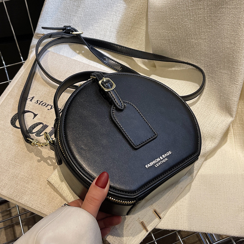 黒バッグ 丸型フォルムが可愛いレザーショルダーバッグ