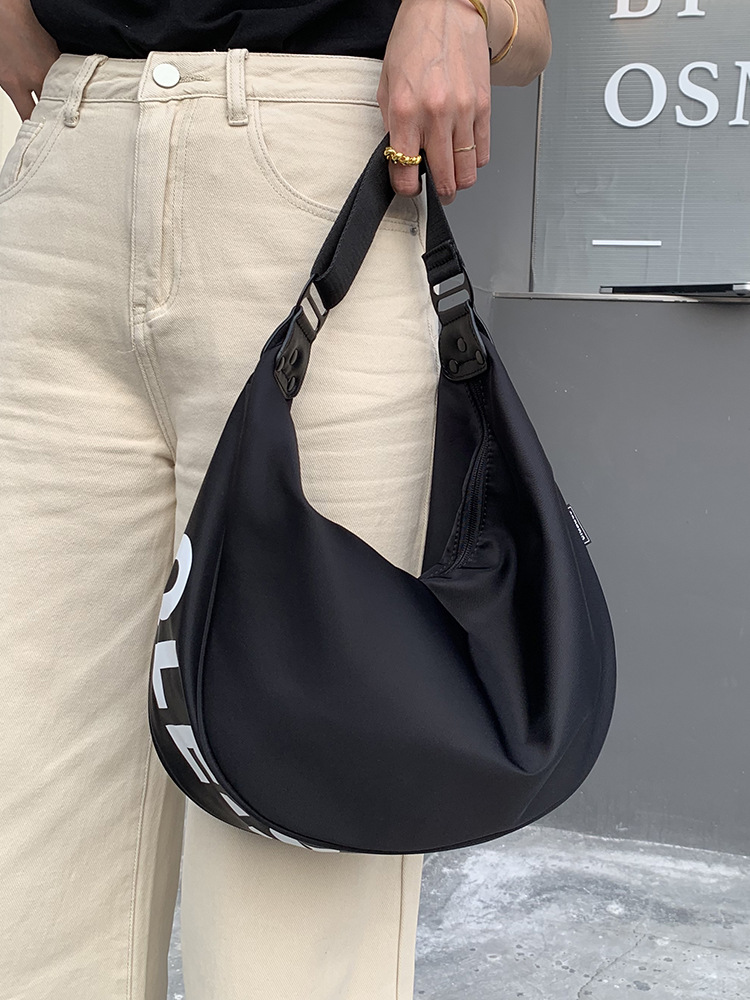 黒バッグ ロゴ入り三日月型ナイロンショルダーバッグ