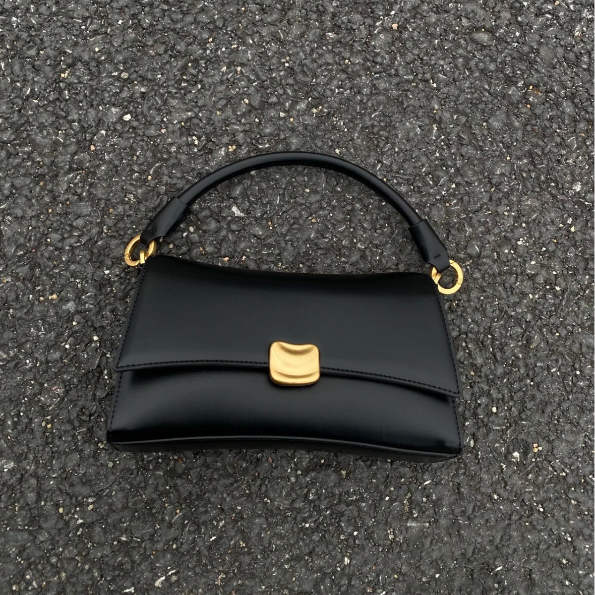 黒バッグ ゴールド金具フラップミニハンドバッグ