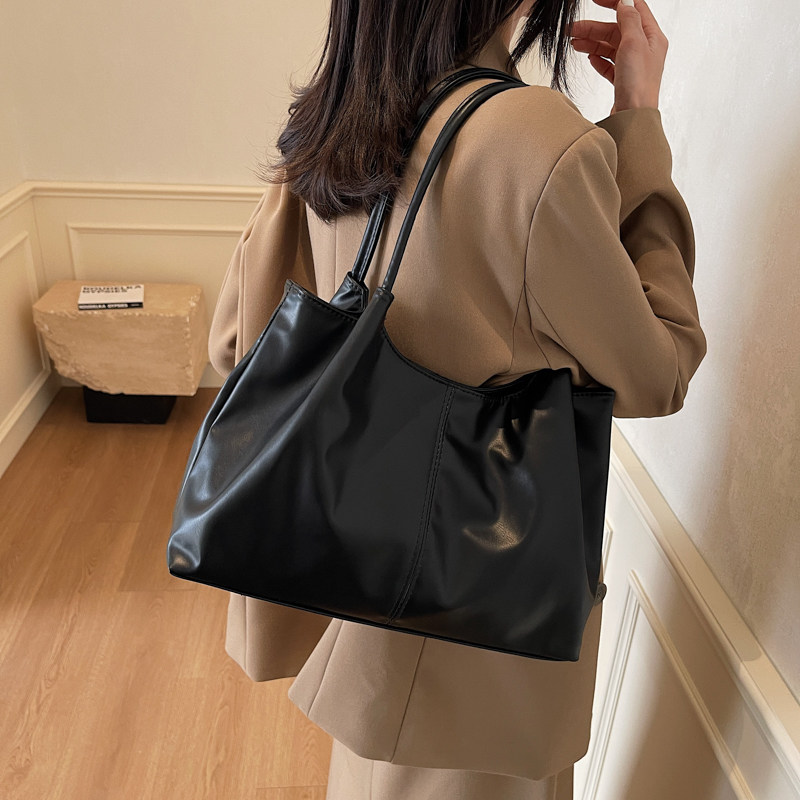 黒トートバッグ 柔らかな光沢が上品なゆったり肩掛け