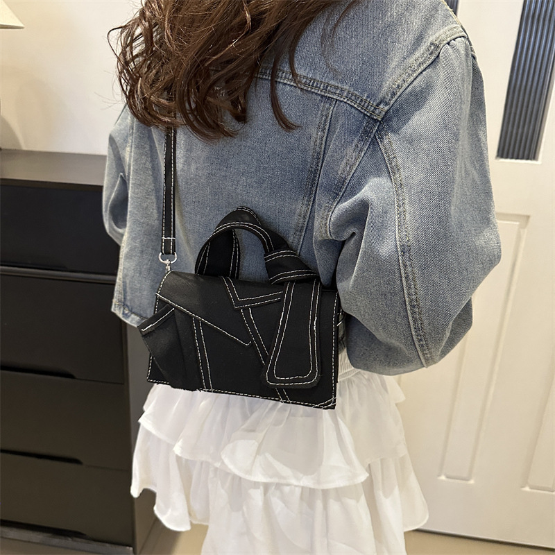 黒バッグ 立体デザインステッチショルダーバッグ